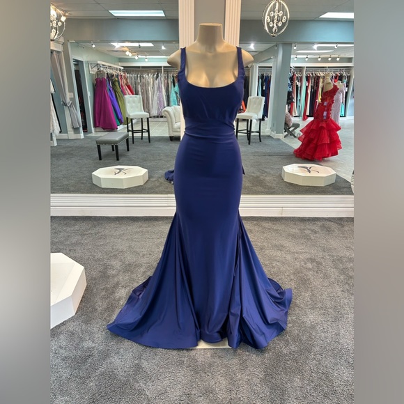 Size 14 Thick spandex stretch material.. crisscross back. trumpet gown.